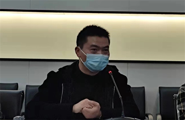 数学组颜俊老师发言.jpg