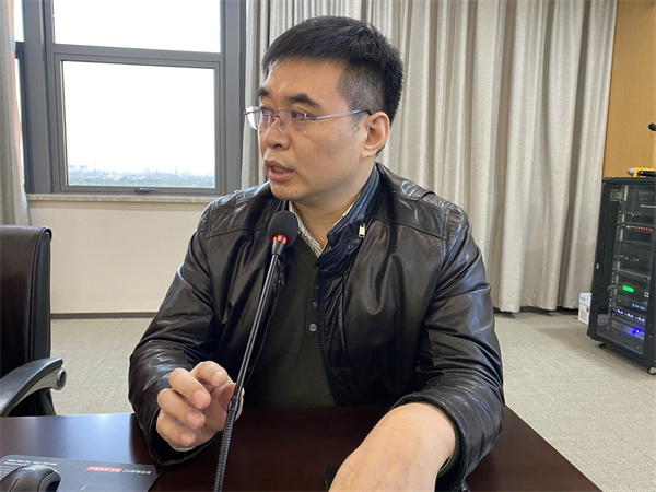 高三年级主任陈瑞飞主持会议并发言.jpg