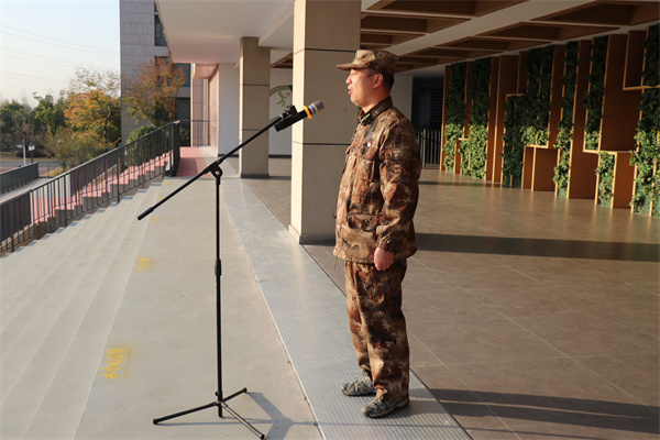 扬州经济技术开发区人武部参谋贾锋宣布军训正式开始.jpg