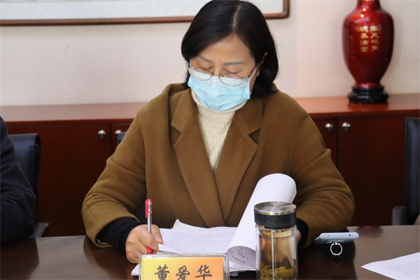 校区校长董爱华研读六中全会.jpg