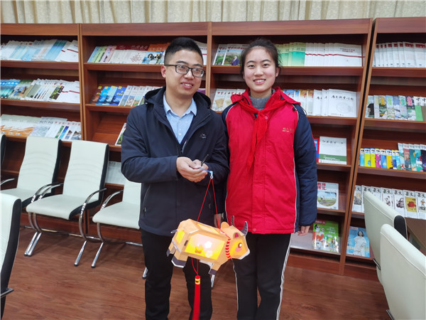 学生赠送亲手制作的环保宫灯.jpg
