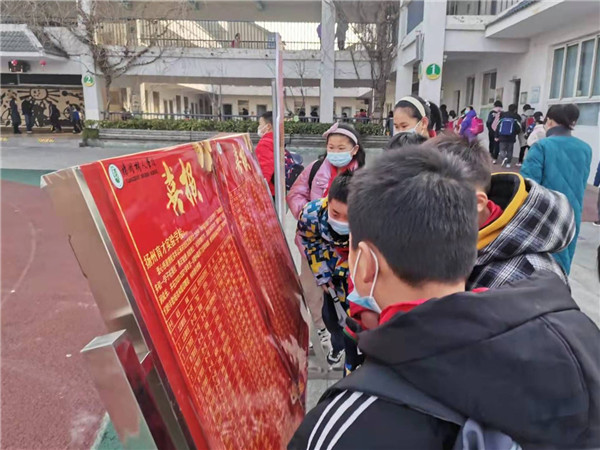 张贴在校门口喜报.jpg