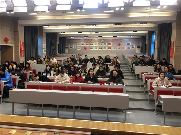 英语组全体教师认真听会.jpg