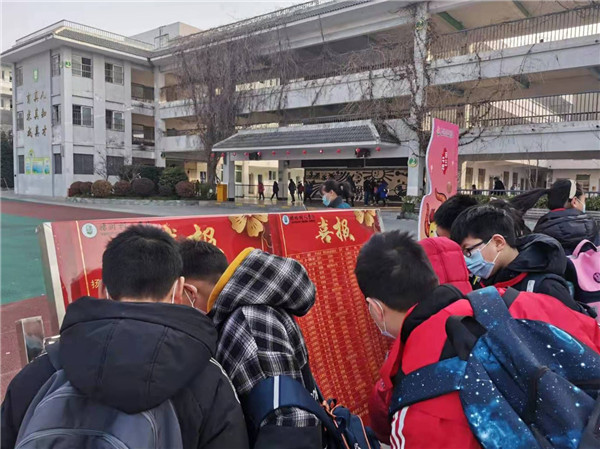 小学生看优秀学长们.jpg