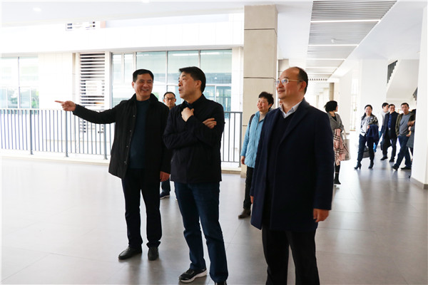 唐炜校长陪同市领导参观校园1.jpg
