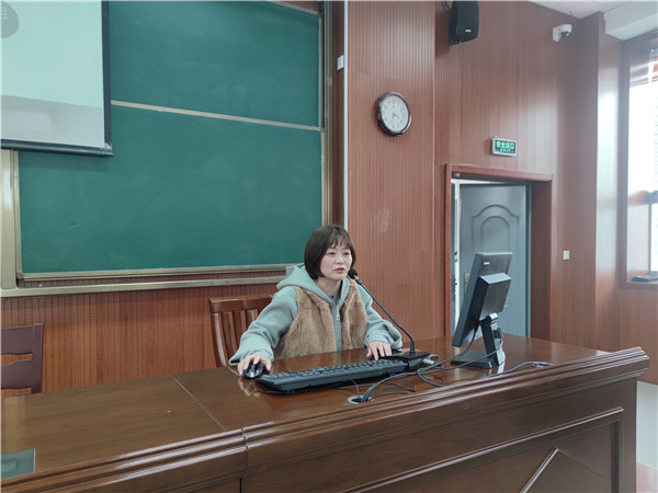 6.中心备课组长李梅老师讲座.jpg