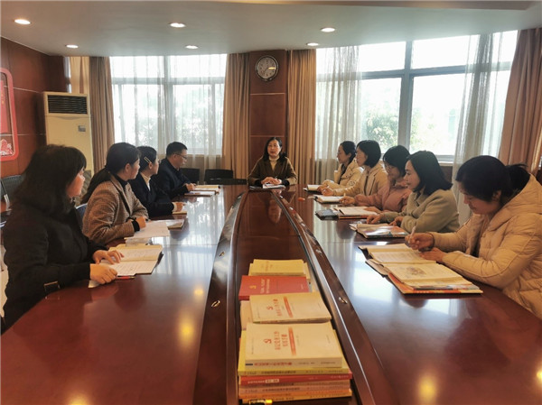 教师们集体研讨.jpg