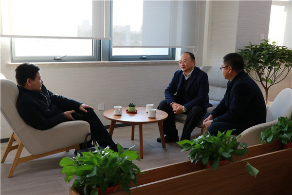 唐炜校长汇报工作.jpg