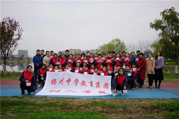 师生合影.jpg