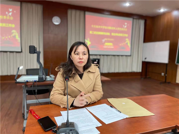第二党支部书记丁莉主持会议.jpg
