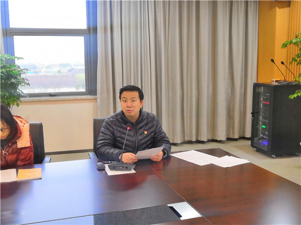 第六党支部书记张鹏主持会议.jpg