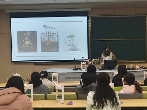 秦晓婧老师为参加培训的女教职工讲授插花技艺.jpg