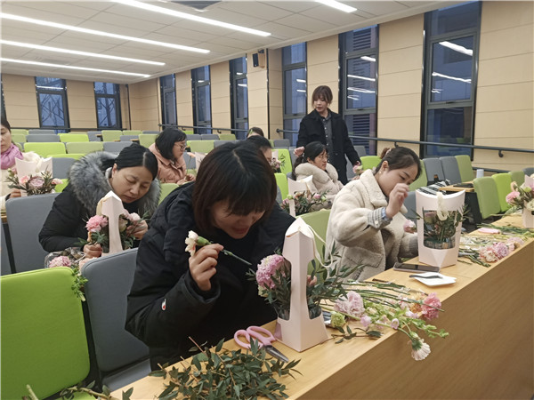 女职工们边听课边实践.jpg