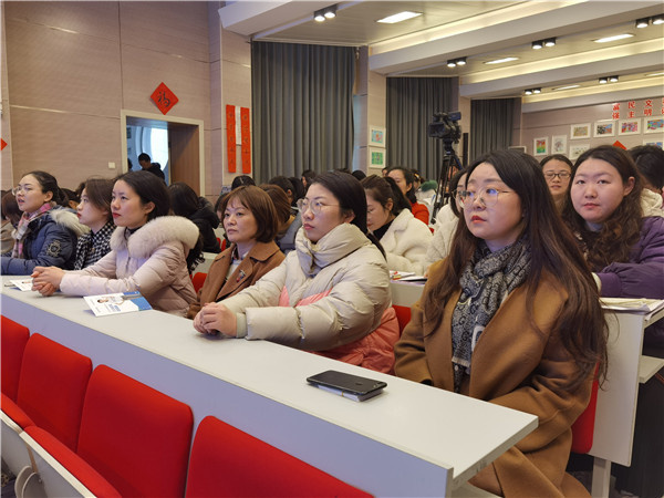 2.教职工们认真听讲.jpg