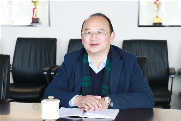 唐炜校长介绍学校办学情况.jpg