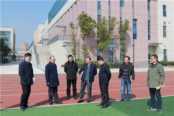 开发区领导一行参观校园5.jpg