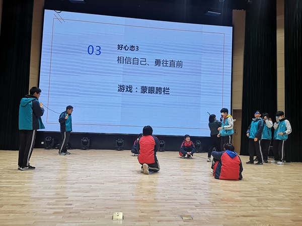 1蒙眼跨栏游戏.jpg