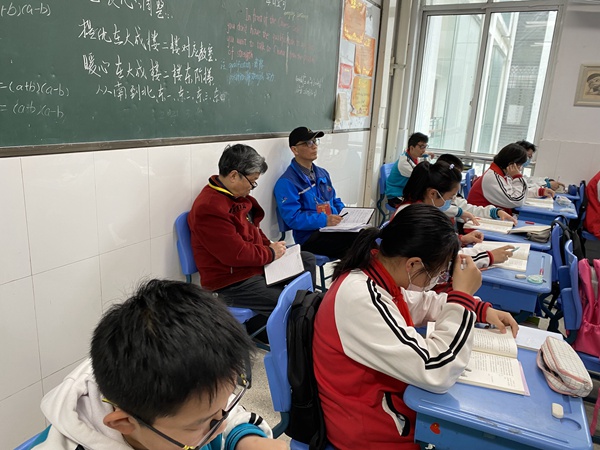 管主任陪同督导听课.jpg