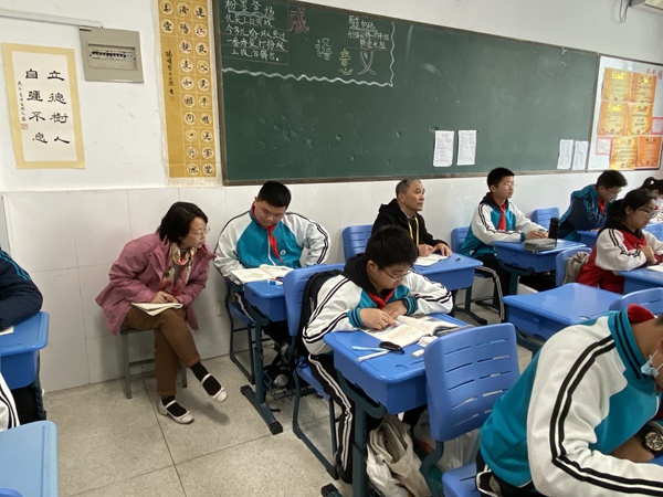 殷校陪同督导听课.jpg