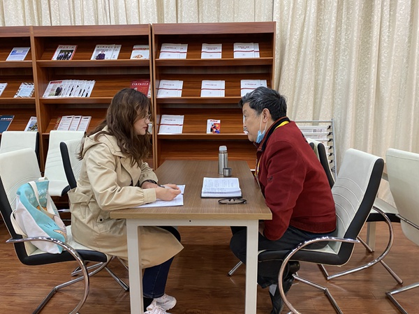 杨承久督导与教师交流1.JPG