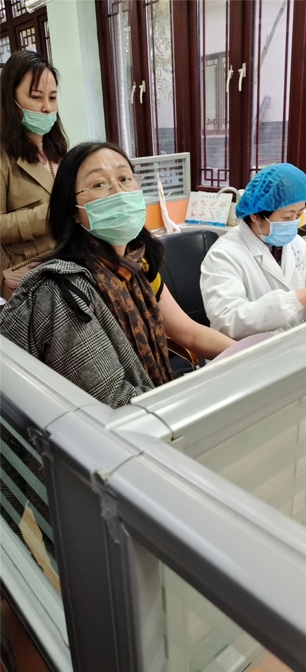 3副校长董爱华在广陵区汶河社区卫生服务中心接种疫苗.jpg
