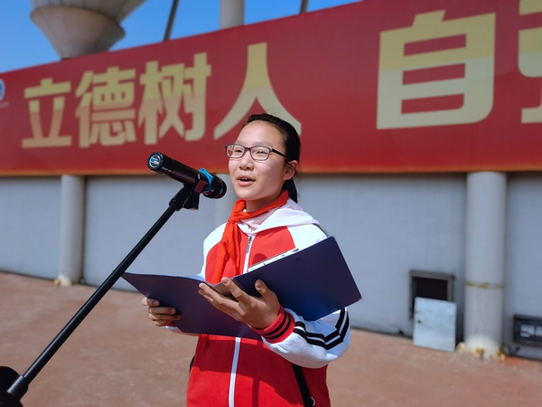刘铄懿同学主持升旗仪式.jpg