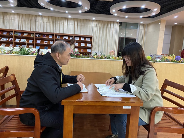 刘政督导与教师交流2.JPG