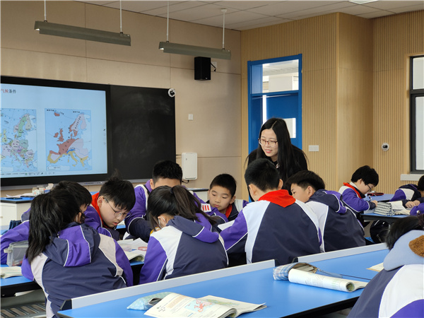 李君红老师指导学生.jpg