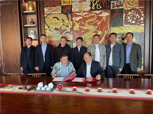 唐炜校长与王传祥董事长签署战略合作协议.jpg