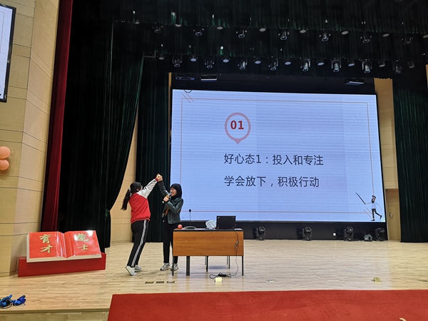 同学登台和老师互动.jpg