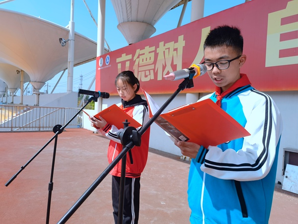 宋尹媛、蒋彦良同学做国旗下讲话.jpg