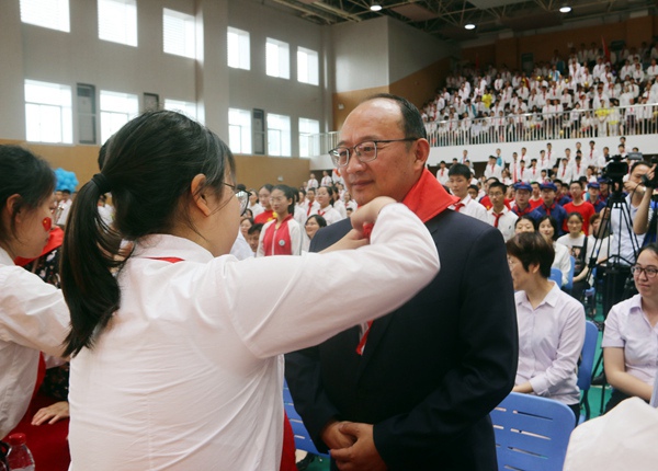 为树人学校党委书记、校长唐炜先生敬献红领巾.jpg