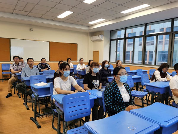 家长们认真学习交流7jpg.jpg