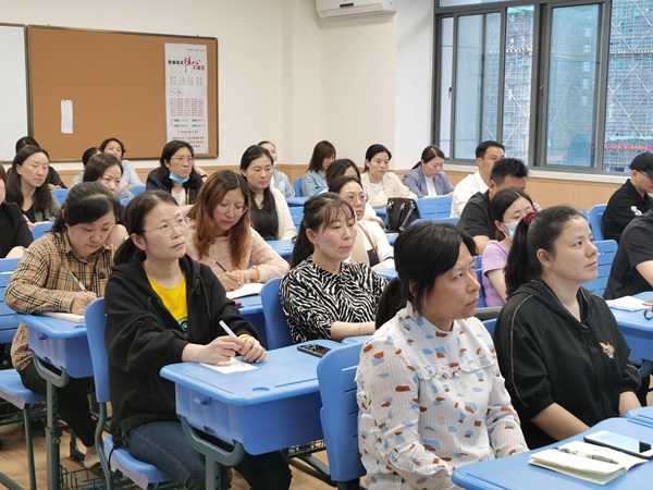 家长们认真学习交流2.jpg