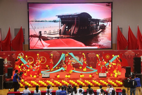 《南湖的船》风采1.jpg