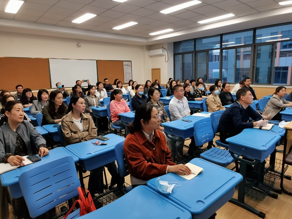 家长们认真学习交流11.jpg