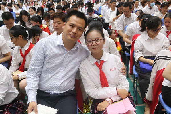 用稚嫩的肩膀拥抱父母.jpg
