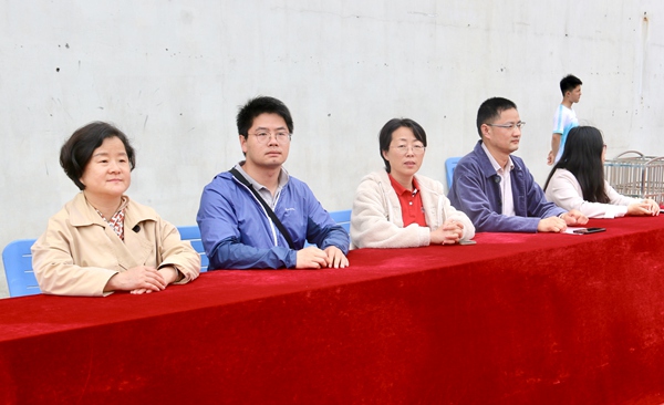 殷翠云校长及年级管委会成员.JPG