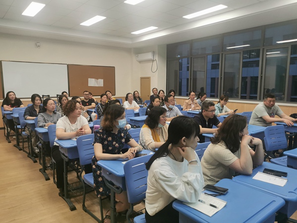 家长们认真学习交流10.jpg