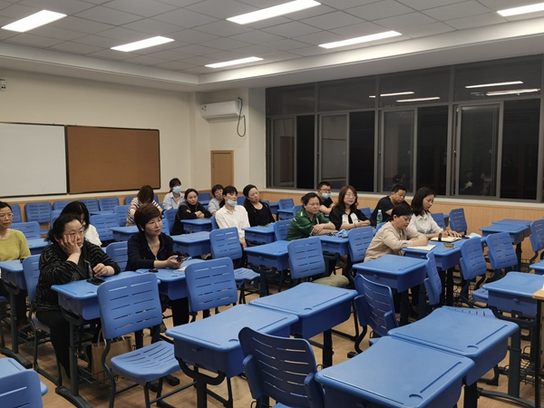 家长们认真学习交流4.jpg