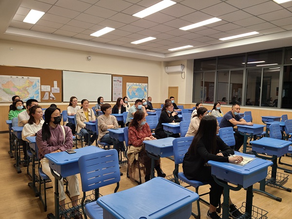 家长们认真学习交流3.jpg