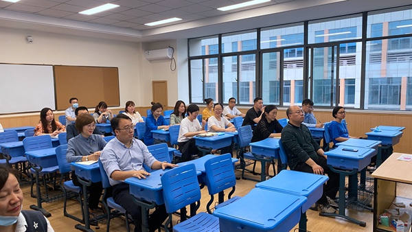家长们认真学习交流1.jpg