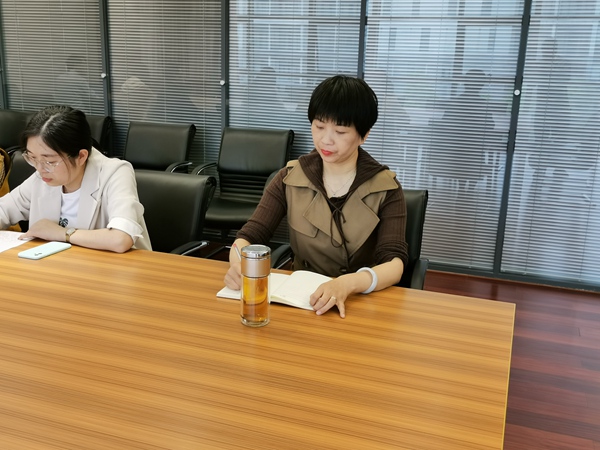 初二年级主任潘金霞老师分析相关数据.jpg