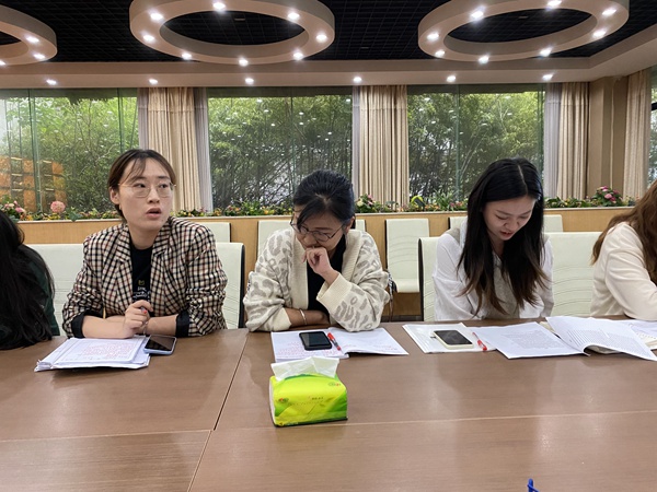 初一英语组发表感想.JPG