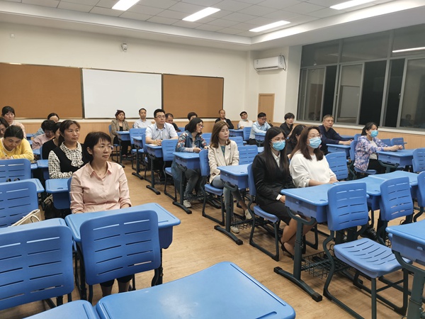 家长们认真学习交流8.jpg