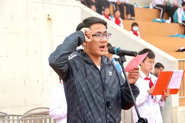 体育老师袁梦代表裁判员宣誓.jpg