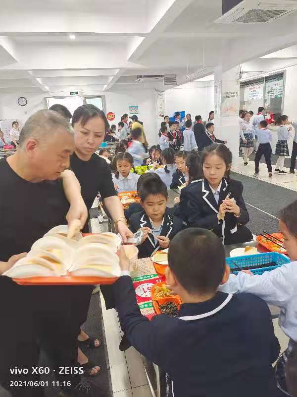 2学校为小学部教职工子女们送芝士蛋糕.jpg