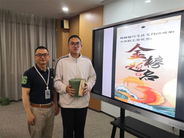 6高三年级主任汪柳为孩子们加油.jpg