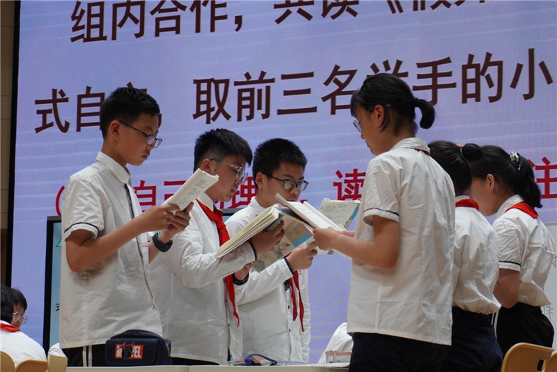 学生齐诵诗歌.JPG