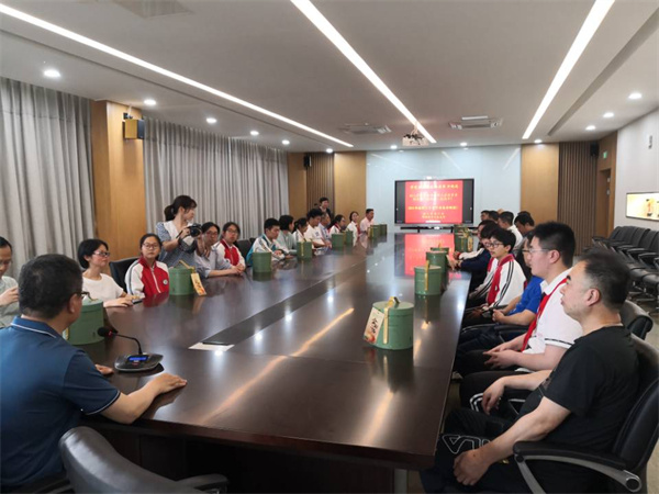 9给凤栖湖校区中考高考教职工子女送糕粽现场.jpg